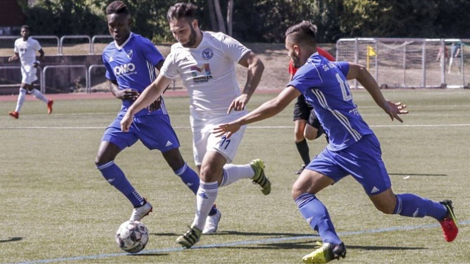 SVG-Kicker Ibrahim Yilmaz (Mitte, gegen Dylan Sodji, links, und Christoph Stemmler) traf unter anderem einmal Aluminium. 	Foto: hbz/Sämmer