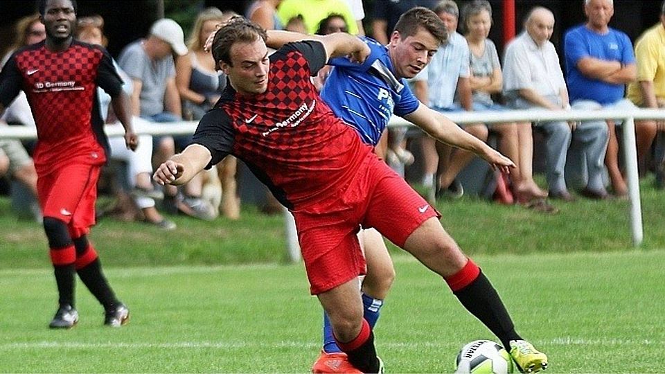 Mit Haken und Ösen: Hochheims Angreifer Sascha Schwamb (rotes Trikot) wird durch den Herrnsheimer Philipp Werle zu Fall gebracht.