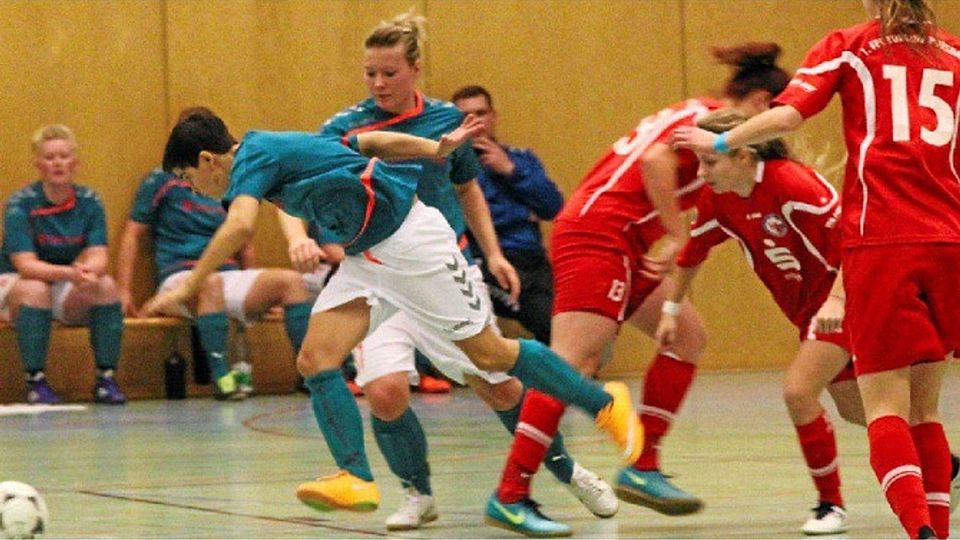 Gegen Turbine erlebten die Fußballerinnen des FC Borussia Brandenburg (blaues Trikot) einen tollen Turnierauftakt, danach lief aber nicht mehr viel zusammen.  ©MZV