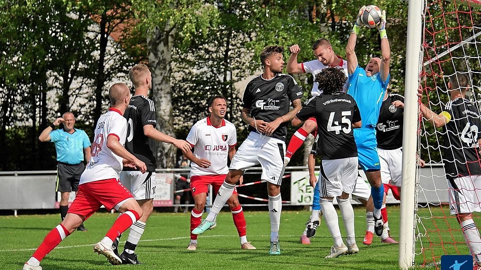 Mit einem Heimsieg gegen den VfB Rothenstadt (in Weiß-Rot) will die SpVgg Trabitz (in Schwarz-Weiss) ihre Ambitionen auf einen der beiden Aufstiegsplätz befeuern. 