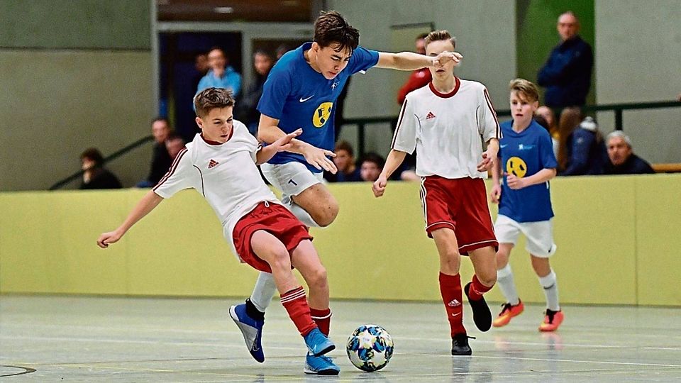 Die C-Junionen vom DFB-Stützpunkt Osnabrück (weiße Trikots) setzten sich im Endspiel des Von-Garrel-Cups mit 4:1 über das Team vom Jugendleistungszentrum Emsland durch.