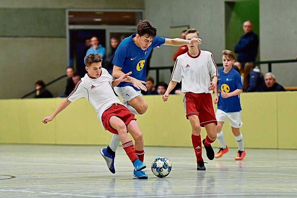 Die C-Junionen vom DFB-Stützpunkt Osnabrück (weiße Trikots) setzten sich im Endspiel des Von-Garrel-Cups mit 4:1 über das Team vom Jugendleistungszentrum Emsland durch.