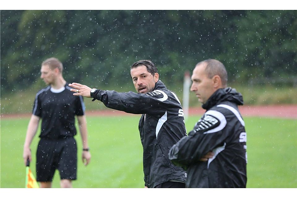 Seit dieser Saison gibt Harry Gfreiter (links, zusammen mit Co-Trainer Martin Reißer) bei der Jahn-U21 die Richtung vor.  Foto: Brüssel