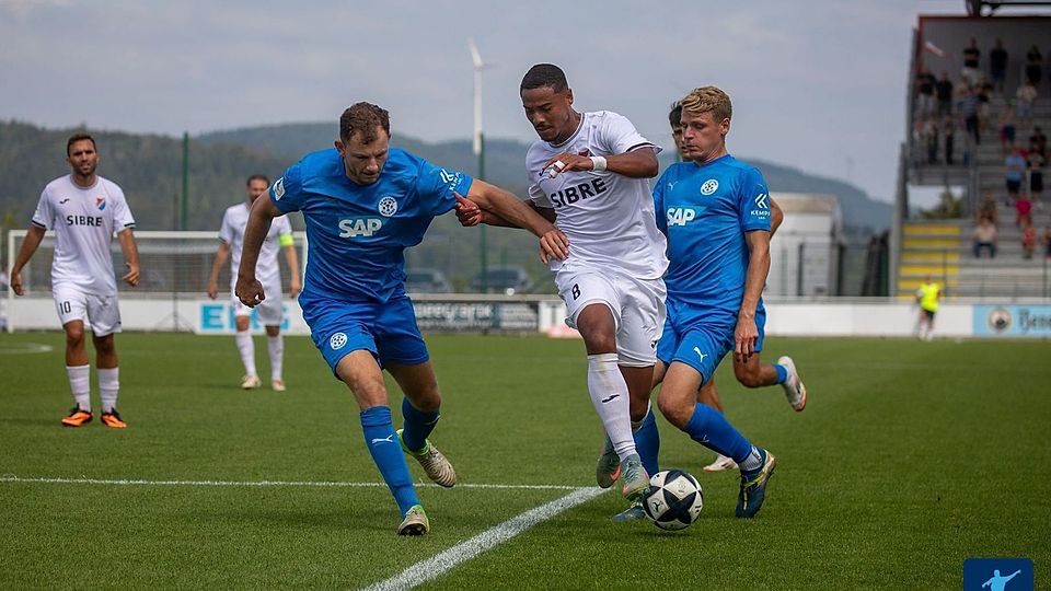 In der Vorrunde lieferten sich Walldorf (blau) und Steinbach einen offenen Schlagabtausch.