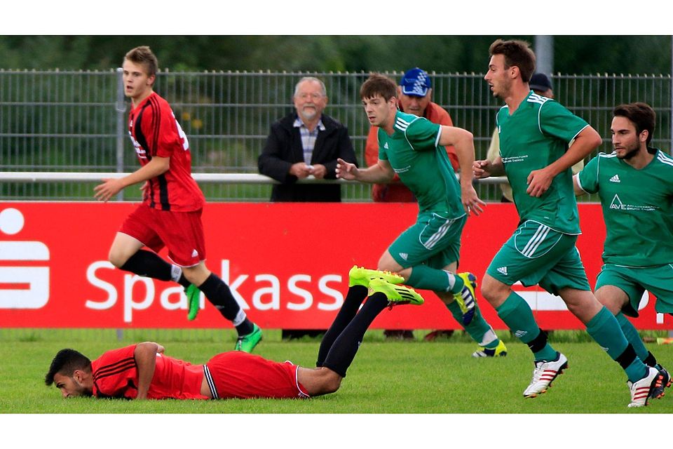 Bauchlandung: Der SV Penzendorf (rot) kassierte eine 0:3-Niederlage gegen "Gmünd" und muss die Tabellenführung abgeben. F: Giurdanella