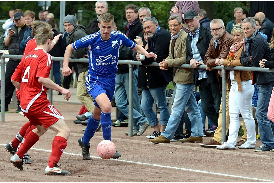 Der Frielingsdorfer Tim Geilser (links) und der Refrather Nicolai Annas spielen vor großer Kulisse auf. Der Frielingsdorfer Tim Geilser (links) und der Refrather Nicolai Annas spielen vor großer Kulisse auf.