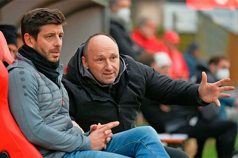 Nur noch bis Saisonende als Trainerduo gemeinsam beim Regionalligisten Bahlinger SC am Spielfeldrand: Dennis Bührer (links) und Axel Siefert.