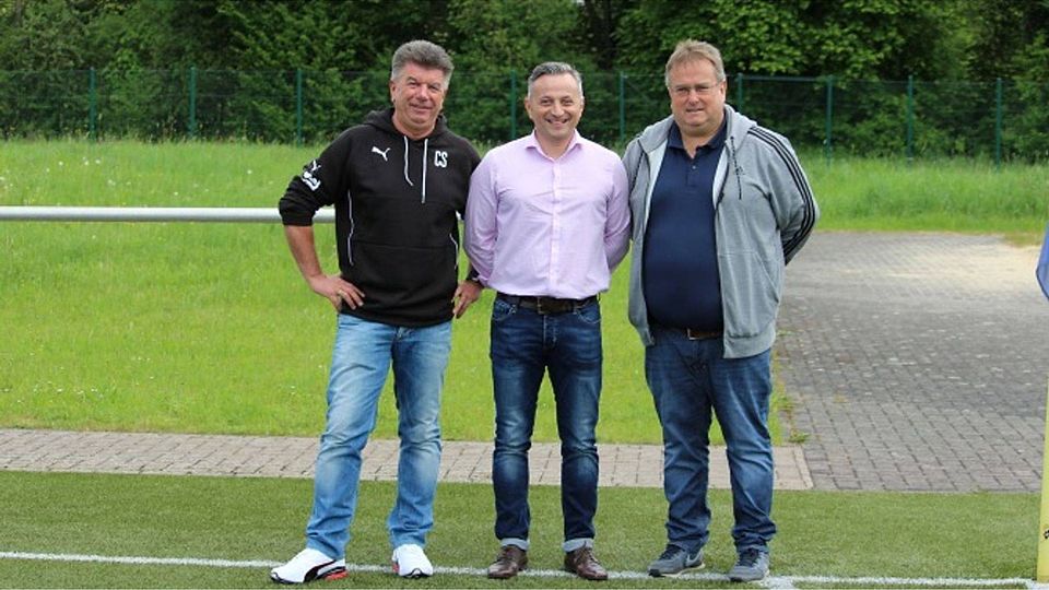 Die beiden Jugendleiter Christoph Sting (TSV Weißtal; links) und Jürgen Scheld (TSG Adler Dielfen; rechts) freuen sich, mit Nermin Adzovic einen neuen A-Jugend-Trainer verpflichtet zu haben. Foto: Verein
