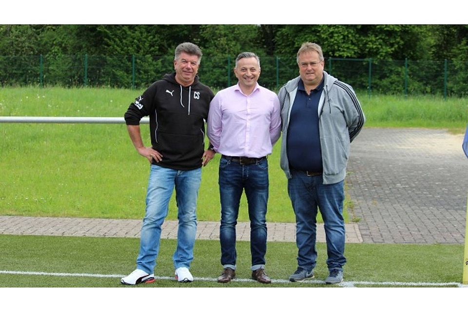 Die beiden Jugendleiter Christoph Sting (TSV Weißtal; links) und Jürgen Scheld (TSG Adler Dielfen; rechts) freuen sich, mit Nermin Adzovic einen neuen A-Jugend-Trainer verpflichtet zu haben. Foto: Verein