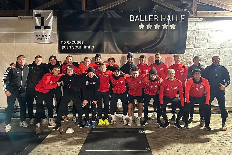 Improvisieren ist derzeit angesagt bei der SpVgg Hankofen-Hailing. Am gestrigen Donnerstag waren die "Dorfbuam" zu Gast bei Marco Kenneder (re.) und absolvierten einen knackige Fitnesseinheit. Improvisieren ist derzeit angesagt bei der SpVgg Hankofen-Hailing. Am gestrigen Donnerstag waren die "Dorfbuam" zu Gast bei Marco Kenneder (re.) und absolvierten einen knackige Fitnesseinheit.