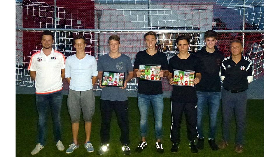 Trainer Andreas Klebl, Veit Mangelkramer (1.SG Regental), Noah Breitmoser (SG Schloßberg), Jonas Huber, Valentin Frisch (beide SSV Jahn Regensburg), Florian Staudner (SG Schloberg), Co-Trainer Alfons Frank (v. li.)