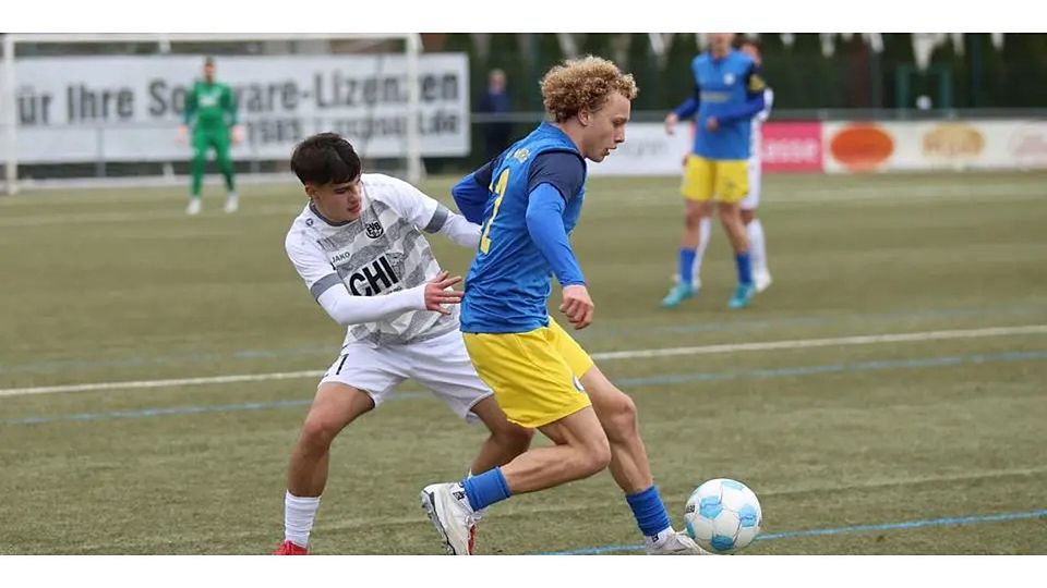 Marburgs Spielmacher Linus Gsöllpointner (r.) wird von den Biebrichern um Philipp Nikolaus Offermann an der engen Leine gehalten. © Jens Schmidt