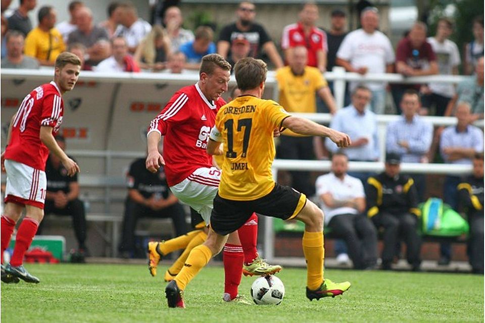 Siegtorschütze: Leo Wegener vom SV Zehdenick (hier in rot gegen Dynamo Dresden) wird zum Mann des Spiels. Foto: Matthias Haack