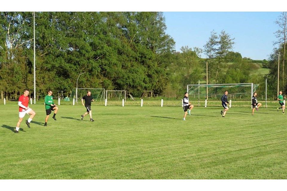 Ein fast schon ungewohntes Bild: Fußballer beim Training. Der TV/VfR Groß-Felda gibt in der A-Liga den Vorreiter, nahm am Wochenende das Training wieder auf – unter den vorgegebenen Hygiene- und Abstandsregeln versteht sich. 	Foto: hso