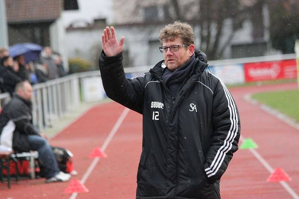 F: Heist Freute sich über den 3:0-Sieg seiner Mannschaft - SVA-Coach Frank Ullrich