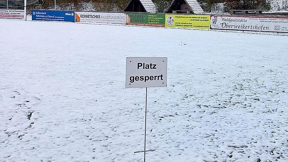 An Fußball ist hier nicht zu denken: Das verschneite Waldstadion des SC Oberweikertshofen.