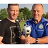 Fairste Mannschaft aller Ü-35-Teams: Für den FSV Dynamo Eisen-?hüttenstadt nahm Jan Eckhardt (links) den Pokal von Staffelleiter Bernd Miserius entgegen.  ©MOZ/Kerstin Bechly