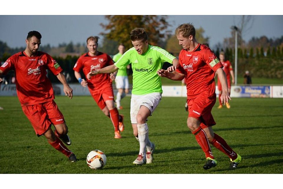 Rückkehr in die Startelf: Nico Schwegmann (in Grün) spielt gegen Kickers Emden wohl von Anbeginn. Foto: Rolf Kamper