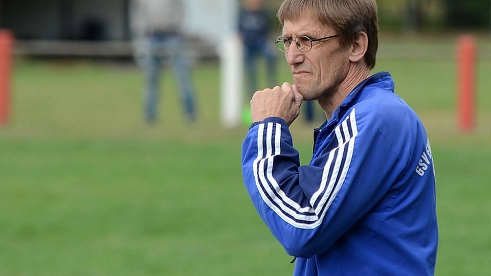 Manfred Katluhn - Coach des GSV Eintracht Baunatal - ist mit seinem Team zu Gast beim Gruppenliga Topspiel in Wabern.              F: Christian Hedler