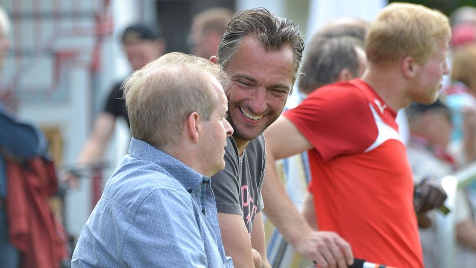 Heides Fußballobmann Thomas Dreßler im Gespräch mit seinem neuen Coach Helmut Hartmann (l.).