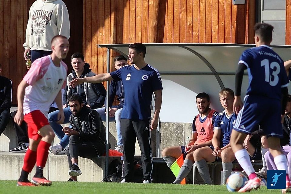 Armin Schnur (Bildmitte) wird nur mehr bis Saisonende die Kommandos beim SC Landshut-Berg geben 