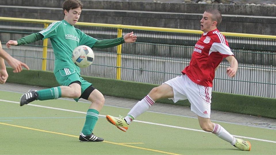 Haben nur den Ball im Fokus: Westhofens Pascal Rink (links) und der Alzeyer Chris Dario Henerici gehen mit vollem Einsatz in den Zweikampf.