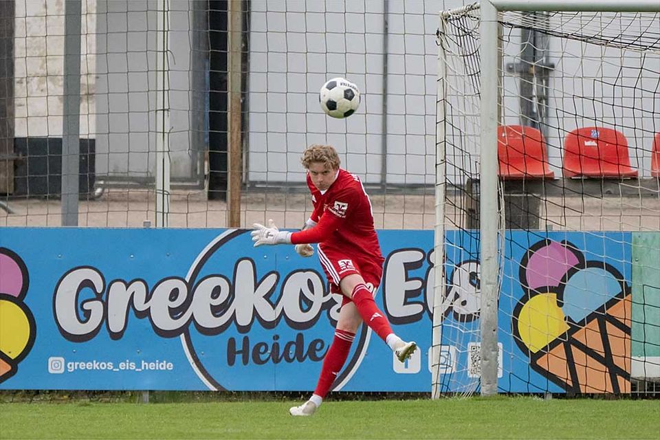 Erstmals in der Oberliga tätig - Bennit Rohloff (Heider SV) gegen Preußen Reinfeld. 