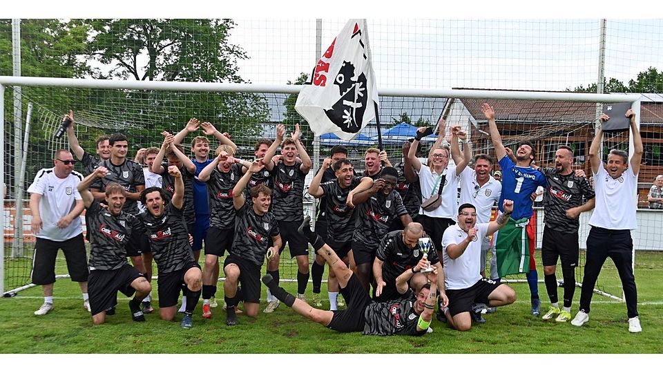 So sehen Meister aus: Der TSV Eching feierte durch den verdienten Derby-Sieg die Meisterschaft und den damit verbundenen Wiederaufstieg in die Kreisliga.
