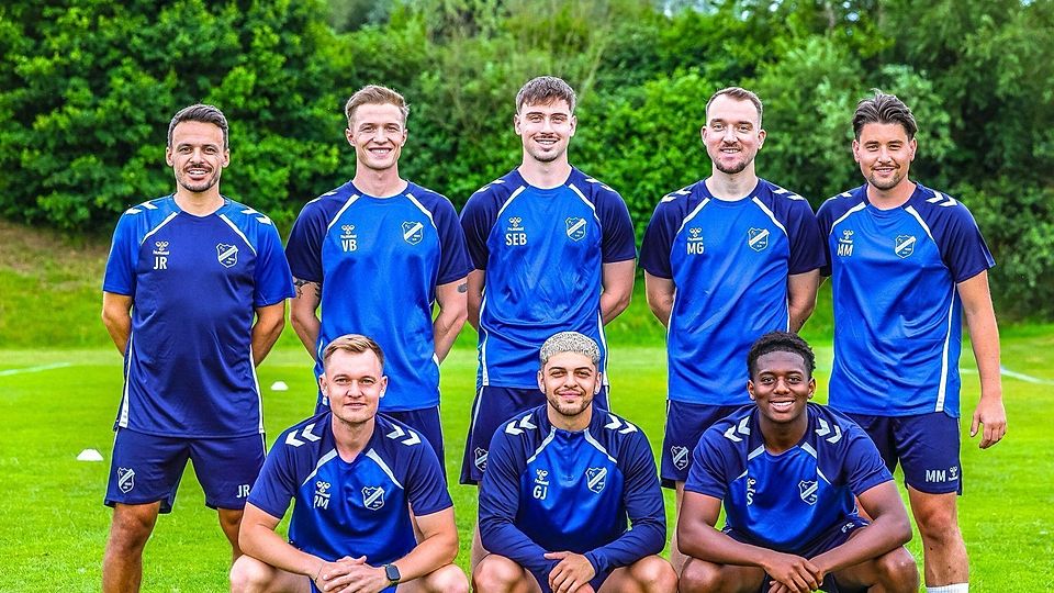 Herzlich willkommen beim FCL: Cheftrainer Maxi Hintermaier (hinten, l.) und Sportlicher Leiter Max Maier (r.) begrüßen die Neuzugänge (ab 2.v.l.) Valentin Bachmeier, Sebastian Schubert und Michael Gartner sowie (vorne, v.l.) Philipp Maiberger, Guilherme Jorge und Faruk Sitou.