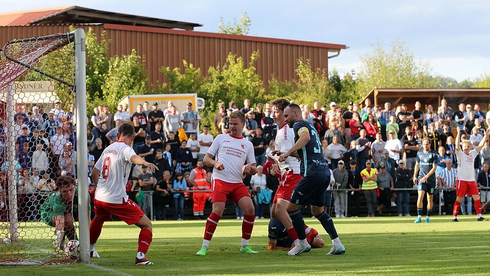 Patrick Hobsch greift mit den Löwen an - Getümmel vor dem Tor des SC Reichmannsdorf