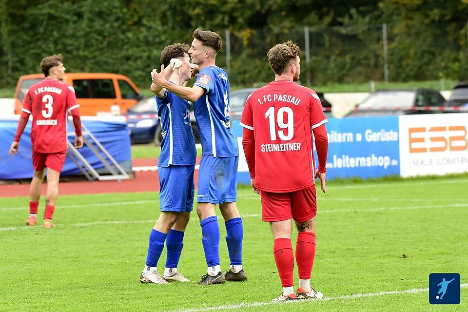 Dingolfinger Jubel: nach dem 4:0 über die SpVgg Lam am Dienstag watschte das Team von Tom Seidl auch den 1. FC Passau per 4:0 ab.