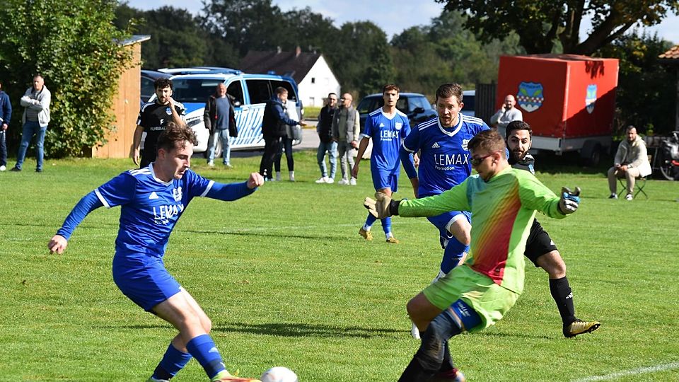 Fußball B-Klasse TSV Gerlinden in Blau und SV Puch II in schwarzen trikots