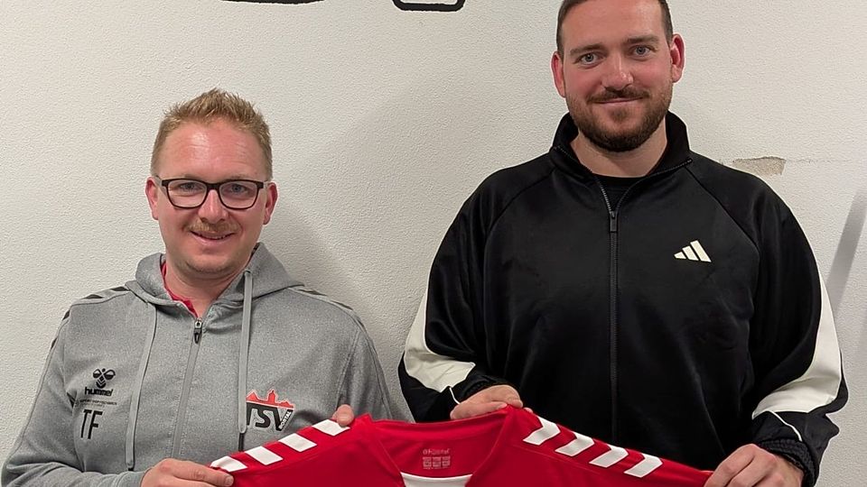 Glücksgefühle in Roßtal: Abteilungsleiter Thomas Funke (links) und der neue Chefcoach, Marco Fabritius.