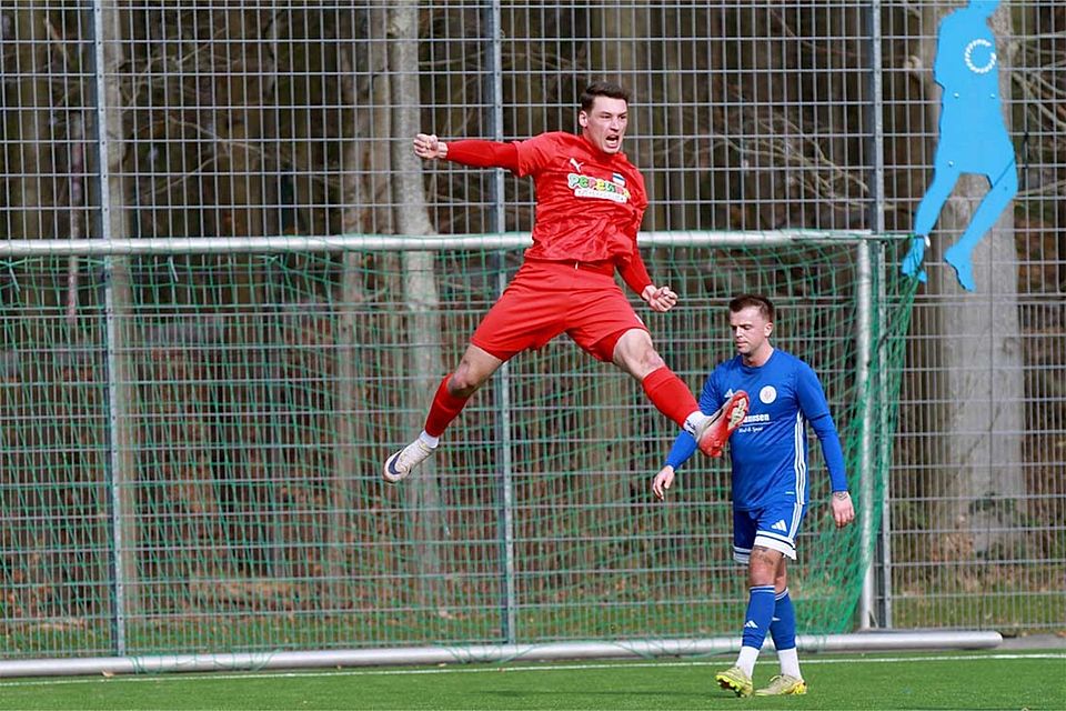 Nach diesem 2-2-Jubel-Sprung verletzte sich Pascal Polonski (Inter Türkspor Kiel) am rechten Knie. Nach diesem 2-2-Jubel-Sprung verletzte sich Pascal Polonski (Inter Türkspor Kiel) am rechten Knie.