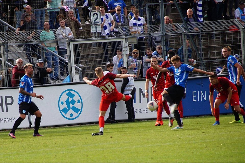 Während ein Stuttgarter aufs Tor schießt, versucht Ilshofens Daniel Schelhorn mit der Nummer 98 den Ball mit dem ausgestreckten Bein abzublocken. Die Gäste aus Hohenlohe erkämpfen sich bei den Stuttgarter Kickers ein 2:2.  