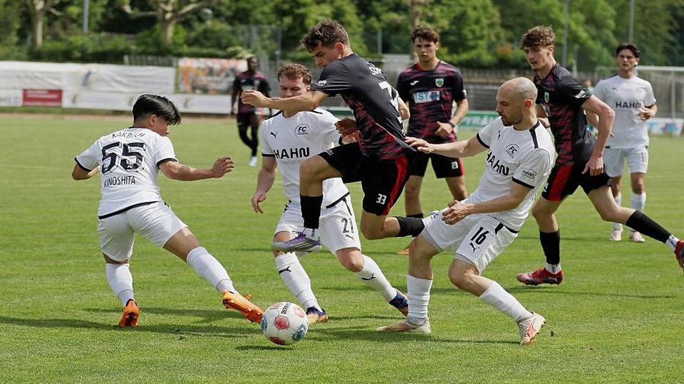 Wormatia Worms ist der Platzhirsch im Kreis Alzey-Worms. Das Bild stammt aus dem Heimspiel gegen den FC Emmelshausen-Karbach und zeigt David Schehl (Wormatia, schwarz), Keita Kinoshita, Jan Mahrla und Tim Puttkammer. 	Archivfoto: Christine Dirigo / pakalski-press