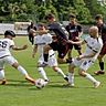 Wormatia Worms ist der Platzhirsch im Kreis Alzey-Worms. Das Bild stammt aus dem Heimspiel gegen den FC Emmelshausen-Karbach und zeigt David Schehl (Wormatia, schwarz), Keita Kinoshita, Jan Mahrla und Tim Puttkammer. 	Archivfoto: Christine Dirigo / pakalski-press