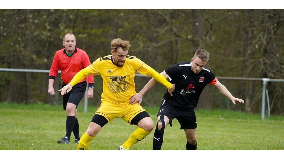  Auf schwierigem Geläuf kämpfen Simon Schmidt (l.) von der SG Reiskirchen/Niederwetz und Sechsheldens Chirom Buhl um den Ball - mit dem besseren Ende für Schmidt und seine Kollegen. (© Isabel Althof) 