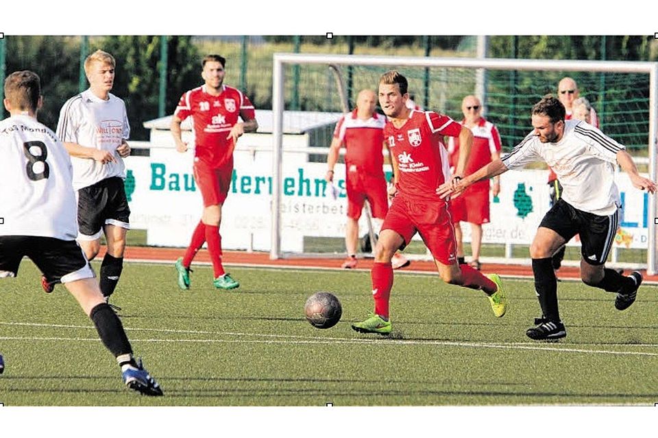 Keine Mühe haben Christopher Mai (am Ball) und der FC Hennef beim 11:0-Erfolg über den TuS Mondorf um Jens Becker (rechts). Foto: Bröhl