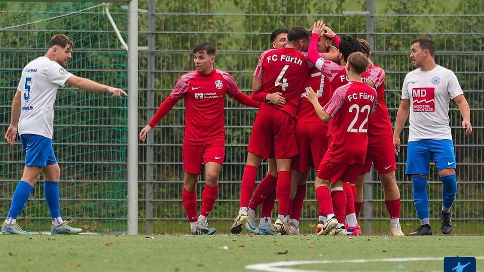 Der FC Fürth (rote Trikots) verlor bisher erst ein Spiel.