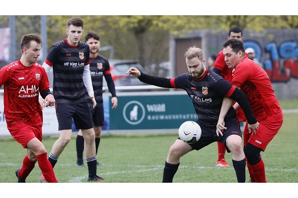 Den Körper reingestellt: Philipp Schöps (2. v. r.) sorgte im Gemeindederby für die zwischenzeitliche 3:0-Führung des SC Massenhausen.