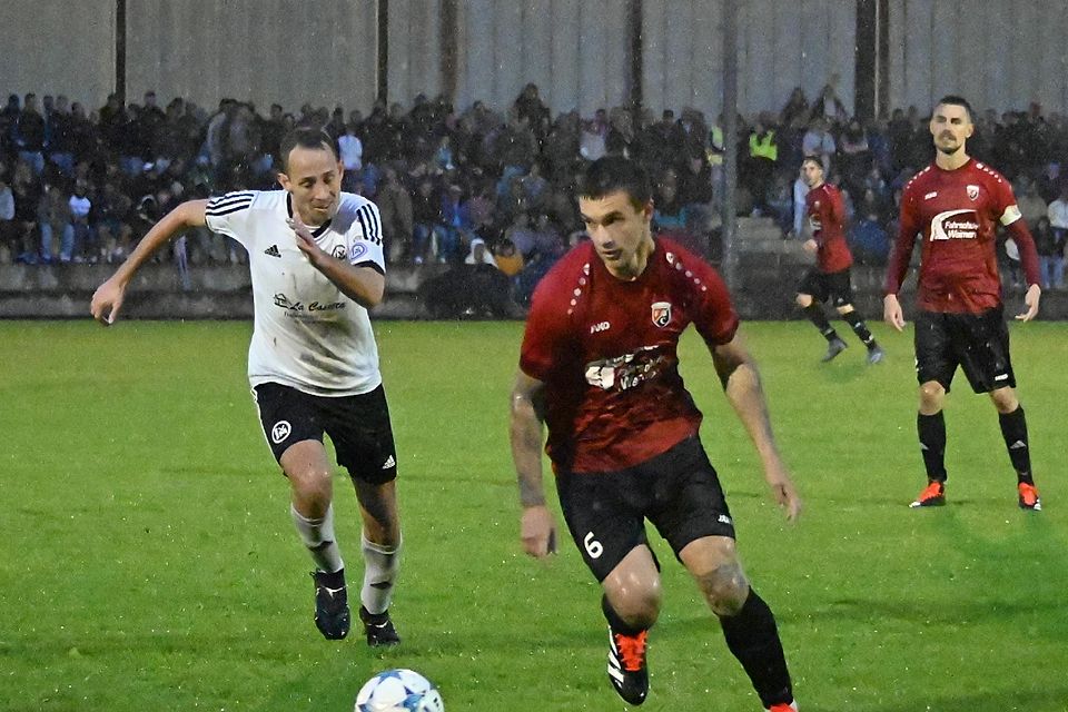 Spielszene mit Danylo Tsukanov rechts vom FC Neufahrn.
