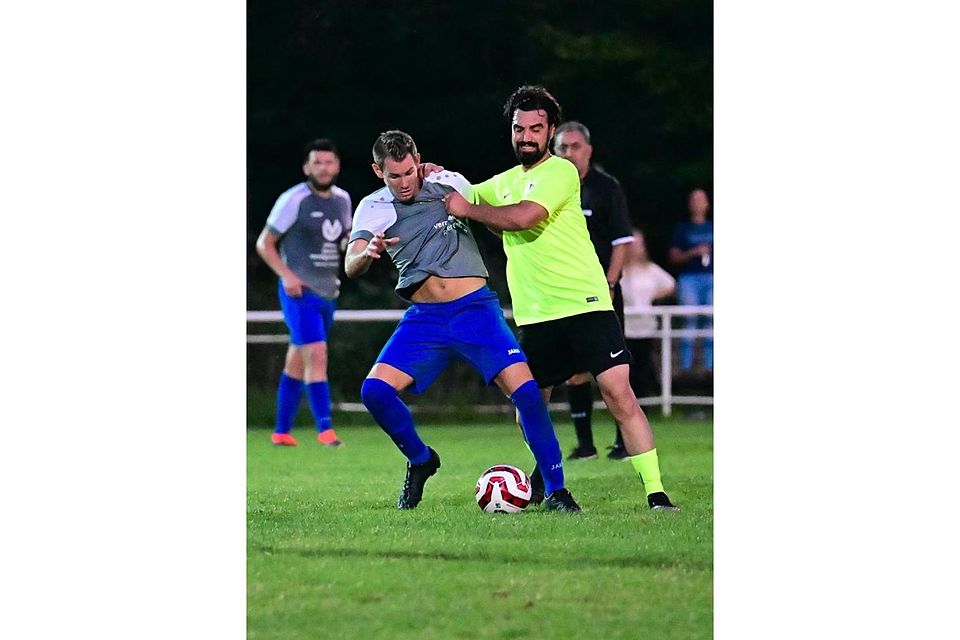 Der Haßlocher Ahmad Fahim Ahmadi (rechts) hält sich Kickers-Spieler Christopher Friesicke vom Leib. Mörfelden siegt aber am Ende verdient mit 3:0.	Foto: Uwe Krämer