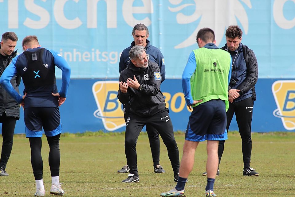 1860-Trainer Maurizio Jacobacci gestikuliert vor seiner Mannschaft.