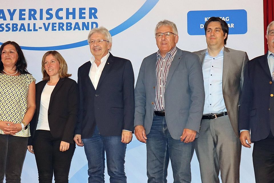 Die neue Vorstandschaft des Fußballkreises Donau-Isar mit Gratulanten.