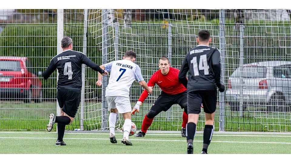 Auch weil Torhüter Moritz Weese von der SG Ehringshausen/Dillheim einen Sahnetag erwischt, kommen Nikos Moisiadis (2.v.l.) und seine Kollegen vom TSV Bicken nicht über ein äußerst glückliches 1:1 hinaus. Auch weil Torhüter Moritz Weese von der SG Ehringshausen/Dillheim einen Sahnetag erwischt, kommen Nikos Moisiadis (2.v.l.) und seine Kollegen vom TSV Bicken nicht über ein äußerst glückliches 1:1 hinaus. © Jenniver Röczey