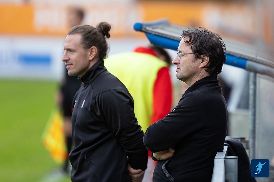 Erlbachs verletzter Coach Lukas Lechner (li.) war sehr zufrieden mit dem Auftritt seiner Truppe 