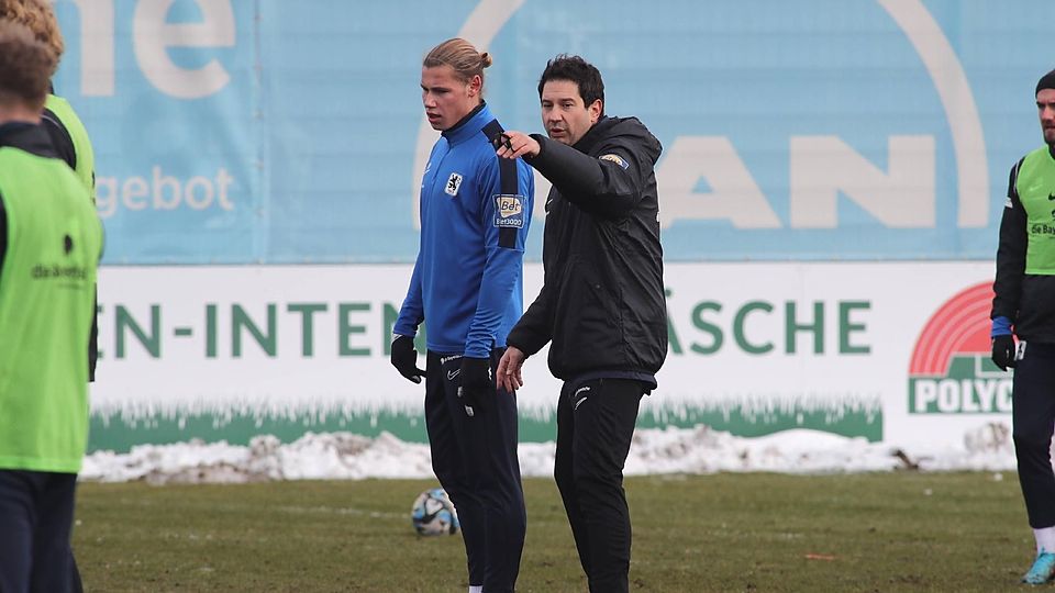 Anweisungen an seinen Stürmer: Argirios Giannikis plant gegen den MSV Duisburg wohl mit Fynn Lakenmacher.