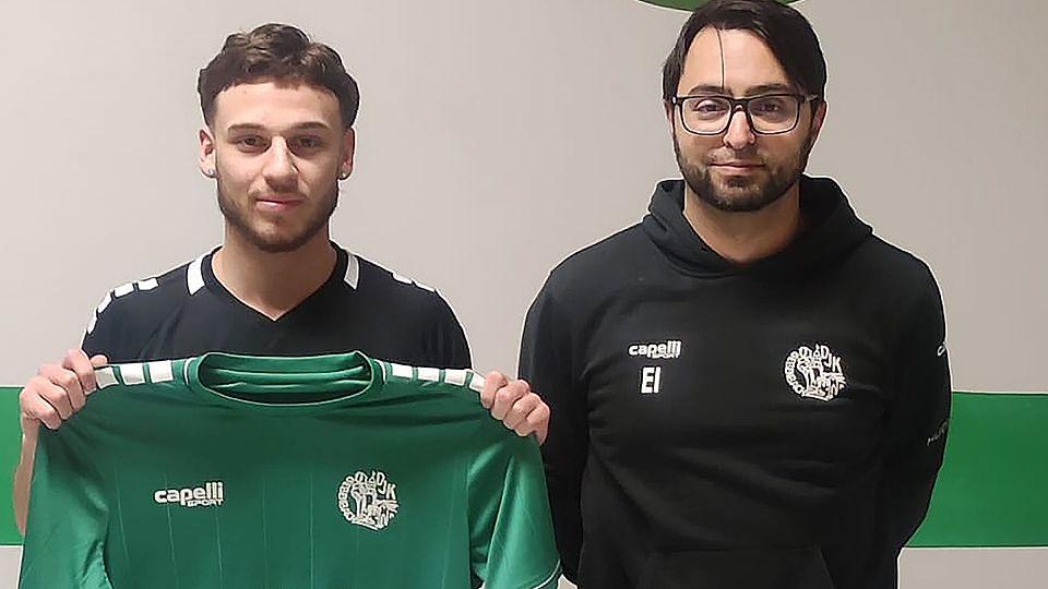 Sportlicher Leiter Erdal Izmire (rechts) präsentiert Neuzugang Taylan Avci.