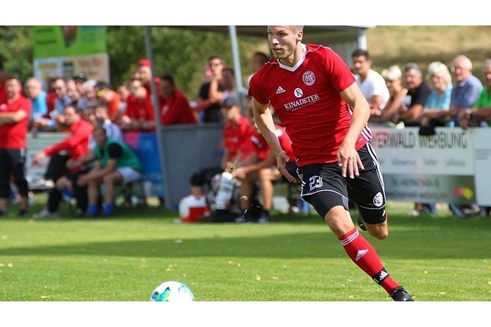 Dominik Manzenberger und der FC Sturm haben dem TSV Kareth-Lappersdorf die erste Saisonpleite zugefügt. F: Tschannerl